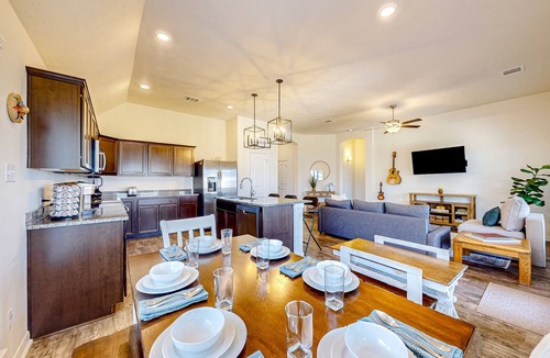 College Station House | Beautiful home in a friendly neighborhood with enclosed yard & al fresco dining