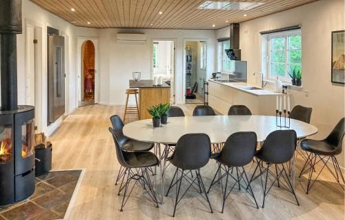 Pøt Strandby House | Beautiful Home In Børkop With Sauna