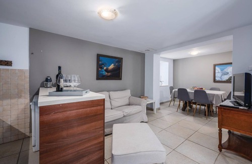Bale House | Beautiful home in Bale with swimming pool