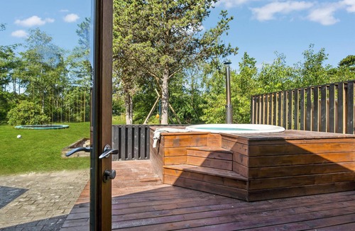Ho House | Beautiful home in Blåvand with kitchen