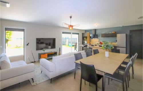 Sauzet House | Beautiful Home In Cléon D'andran