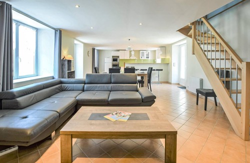 Creances House | Beautiful home in Créances with WiFi