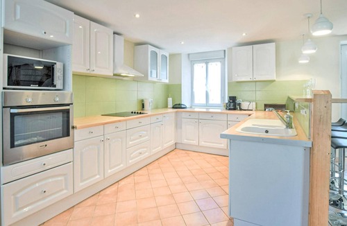 Creances House | Beautiful home in Créances with WiFi