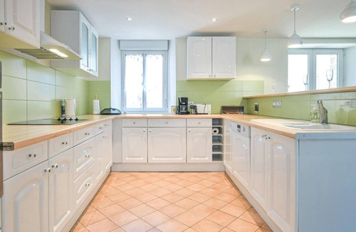 Creances House | Beautiful home in Créances with WiFi