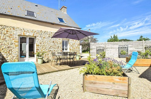 Creances House | Beautiful home in Créances with WiFi