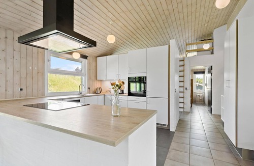 Lyngsbæk Strand House | Beautiful home in Ebeltoft with WiFi