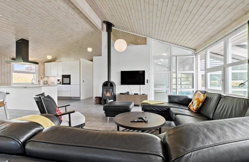 Lyngsbæk Strand House | Beautiful home in Ebeltoft with WiFi