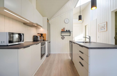 Femmøller House | Beautiful home in Ebeltoft with kitchen