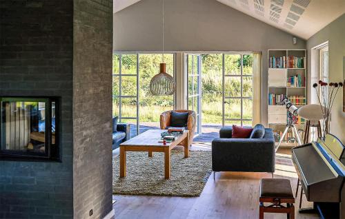 Krejbjerg House | Beautiful Home In Ejstrupholm With Wifi