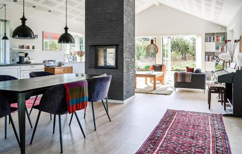 Krejbjerg House | Beautiful Home In Ejstrupholm With Wifi