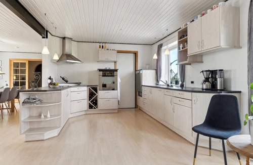 Farso House | Beautiful home in Farsø with kitchen