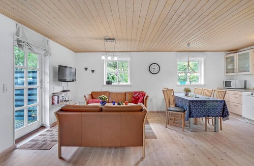 Skygge House | Beautiful home in Give with WiFi