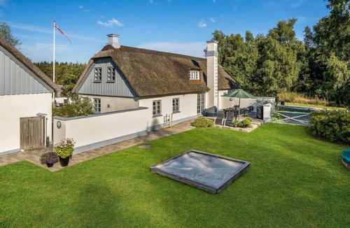 Glesborg House | Beautiful home in Glesborg with WiFi