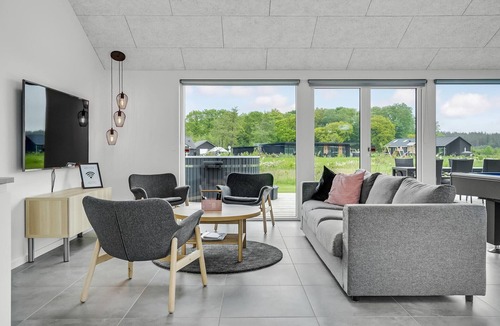Fjellerup Strand House | Beautiful home in Glesborg with WiFi