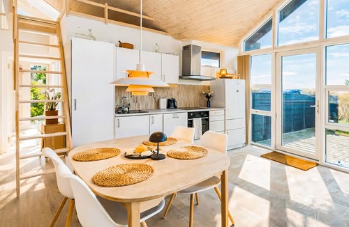 Grena Strand House | Beautiful home in Grenaa with kitchen