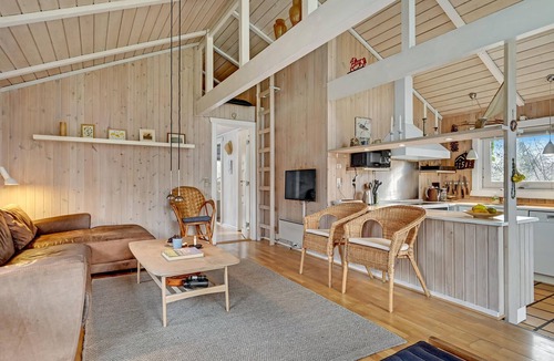 Grenaa House | Beautiful home in Grenaa with WiFi