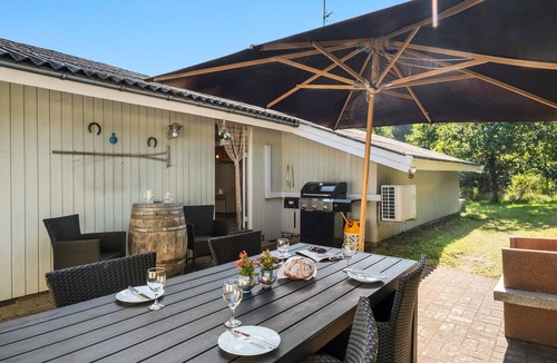 Hadsund House | Beautiful home in Hadsund with WiFi