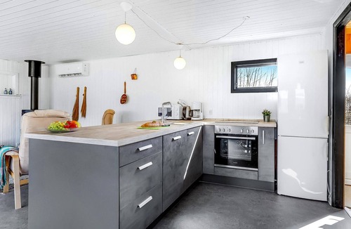 Hou House | Beautiful home in Hals with kitchen