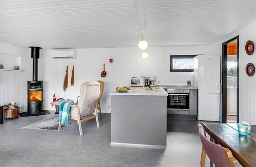 Hou House | Beautiful home in Hals with kitchen