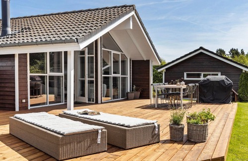 Hou House | Beautiful home in Hals with sauna