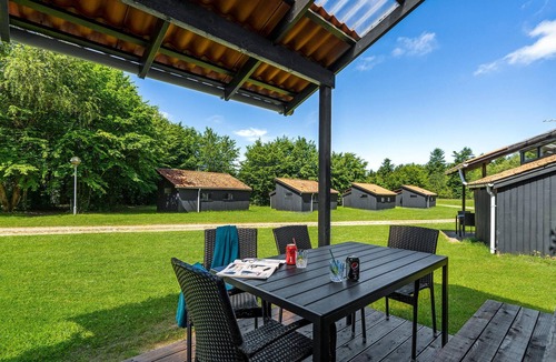 Hampen House | Beautiful home in Hampen with WiFi