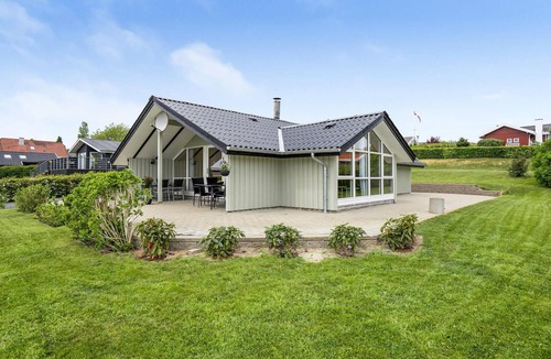 Hejlsminde Strand House | Beautiful home in Hejls with kitchen