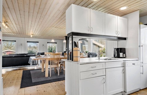 Hejlsminde Strand House | Beautiful home in Hejls with WiFi