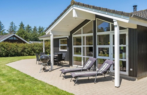 Bork Havn House | Beautiful home in Hemmet with kitchen