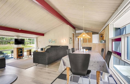 Bratten Strand House | Beautiful home in Jerup with kitchen