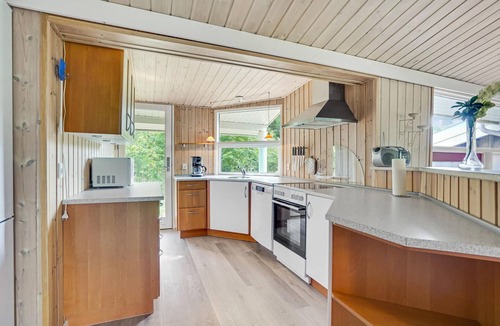 Bratten Strand House | Beautiful home in Jerup with kitchen