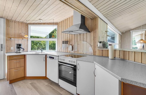 Bratten Strand House | Beautiful home in Jerup with kitchen