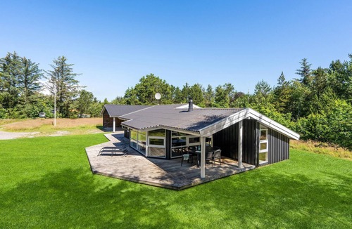 Bratten Strand House | Beautiful home in Jerup with kitchen
