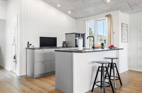 Bratten Strand House | Beautiful home in Jerup with sauna