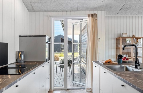 Bratten Strand House | Beautiful home in Jerup with sauna