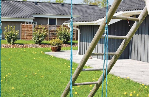 Pøt Strandby House | Beautiful home in Juelsminde with sauna