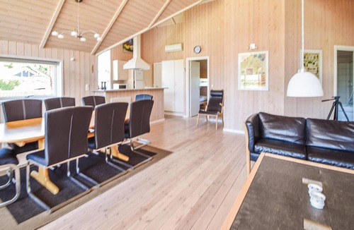 Pøt Strandby House | Beautiful home in Juelsminde with sauna