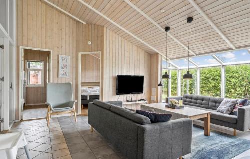 Pøt Strandby House | Beautiful Home In Juelsminde With Sauna