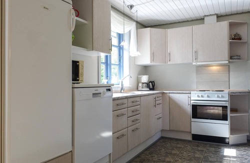 Hasle House | Beautiful home in Klemensker with WiFi