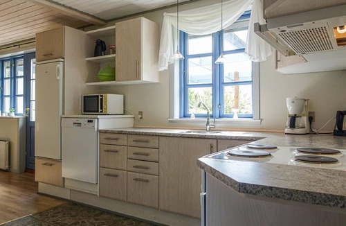 Hasle House | Beautiful home in Klemensker with WiFi