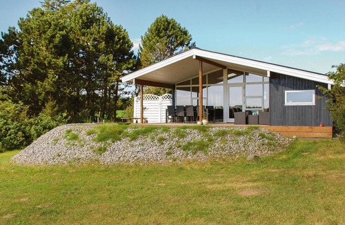 Knebel House | Beautiful home in Knebel with WiFi