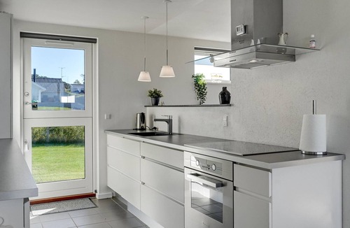 Skødshoved Strand House | Beautiful home in Knebel with WiFi