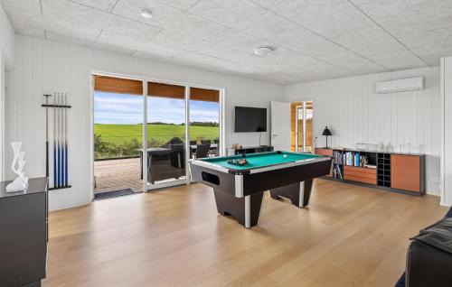 Hjarbæk House | Beautiful Home In Løgstrup With Sauna