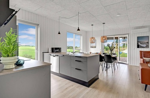 Hjarbæk House | Beautiful home in Løgstrup with kitchen