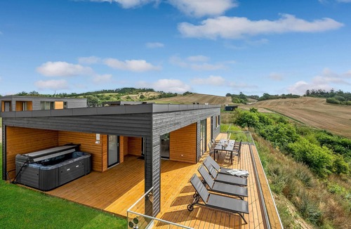 Hjarbæk House | Beautiful home in Løgstrup with kitchen