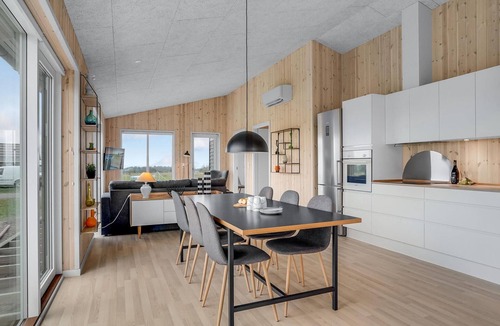 Hjarbæk House | Beautiful home in Løgstrup with kitchen