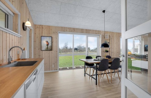 Hjarbæk House | Beautiful home in Løgstrup with kitchen