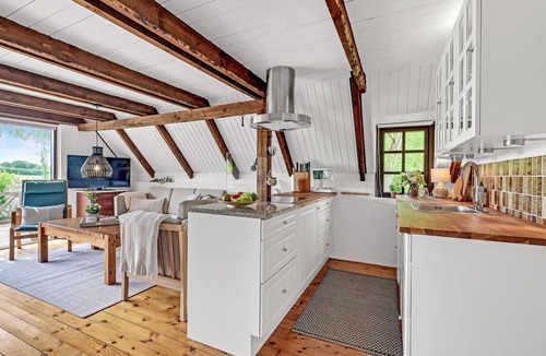 Hjarbæk House | Beautiful home in Løgstrup with WiFi