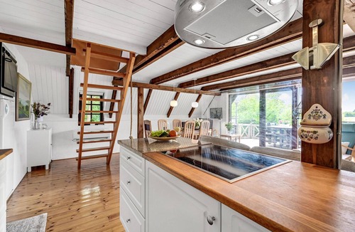 Hjarbæk House | Beautiful home in Løgstrup with WiFi