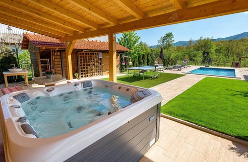 Lovinac House | Beautiful home in Lovinac with sauna