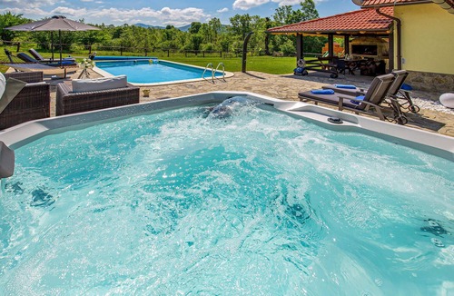Lovinac House | Beautiful home in Lovinac with sauna